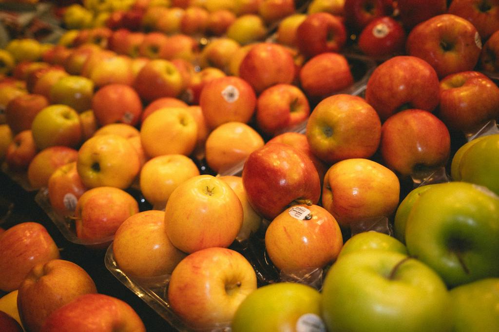 Apples are high in soluble fiber and polyphenols that help reduce inflammation and support gut bacteria, which in turn strengthens the immune response.