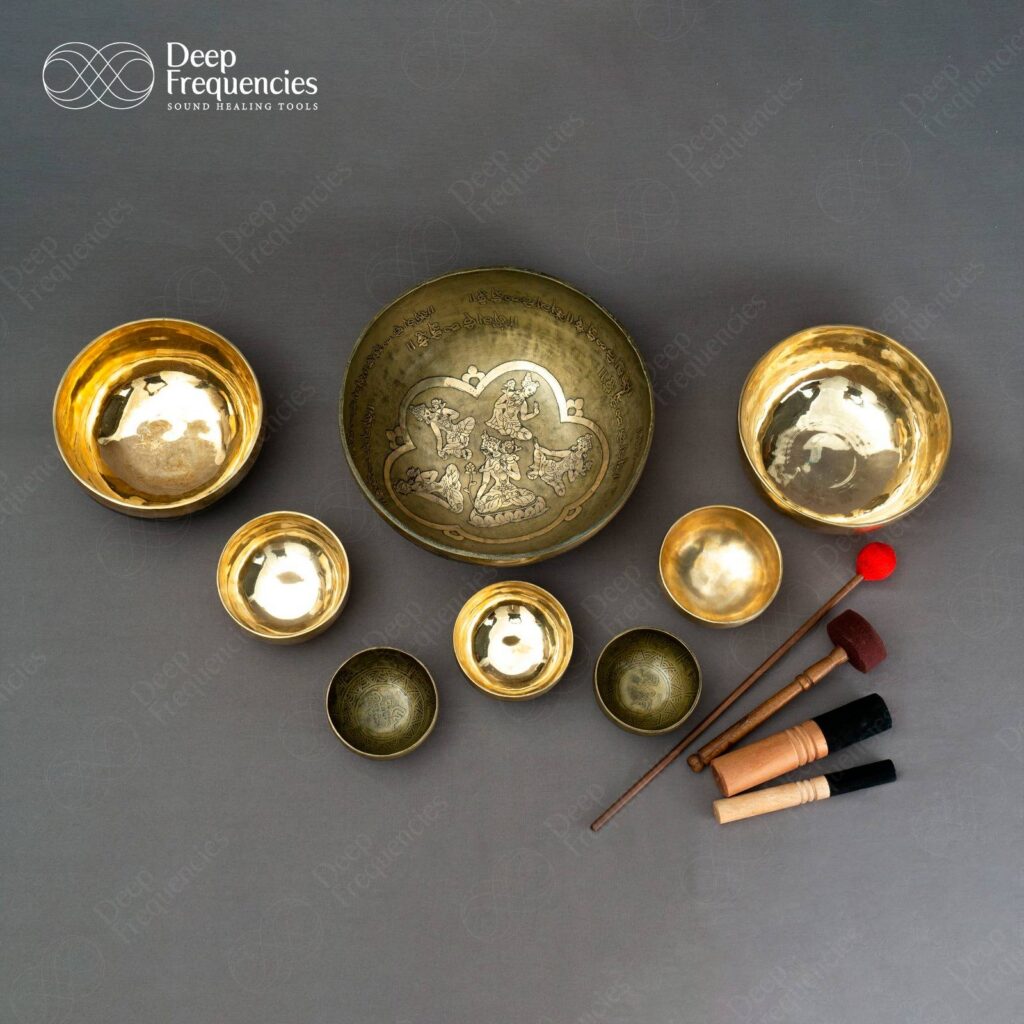 Cuencos Tibetanos: Oscar Rojas / Deep Frequencies is an instrument studio and healing space supplying Guadalajara's urban wellness scene.