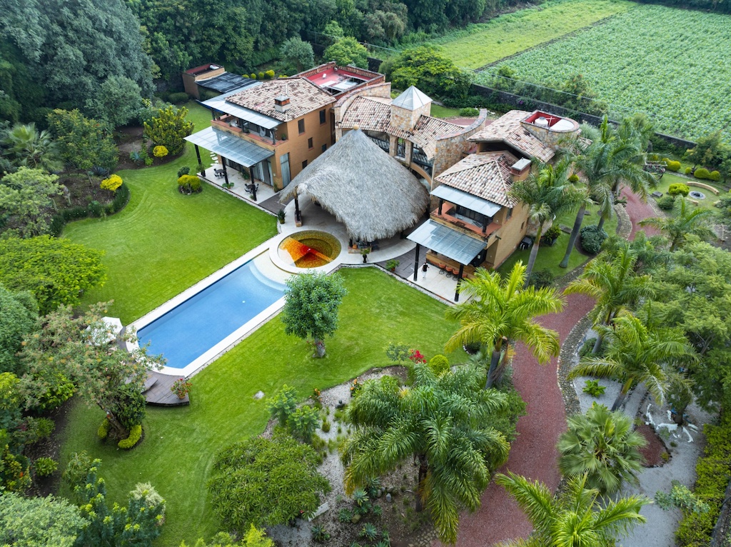 Casa Venus is a retreat house whose position directly faces the Tepozteco cliff face.